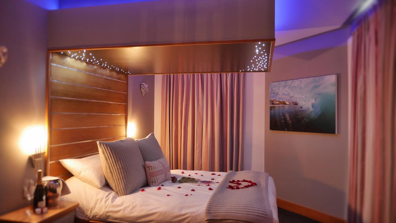 The Oceanic Luxury Aparthotel Falmouth Extérieur photo
